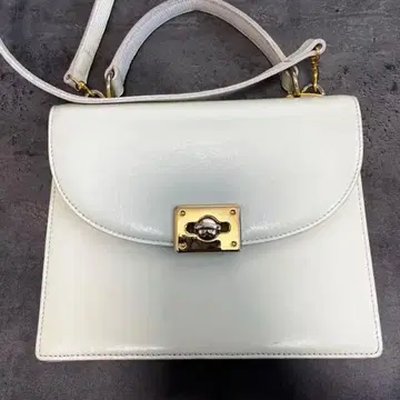 화이트 가죽 숄더백