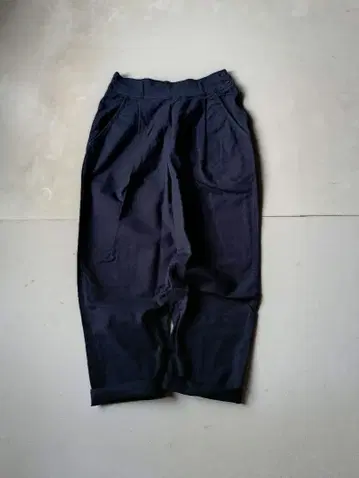 아두이트리스테스 콩제페이에 코튼 턱 입 테이퍼드 팬츠