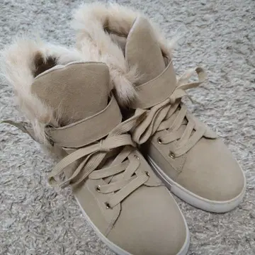 베이지 스웨이드 퍼 부츠