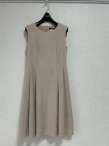 Rene 베이지 계열 핑크 슬리브리스 원피스