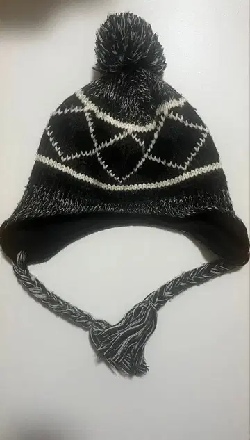 폼폼 포함 블랙과 화이트 니트 모자
