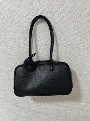 블랙 가죽 핸드백 로즈 모티브 포함