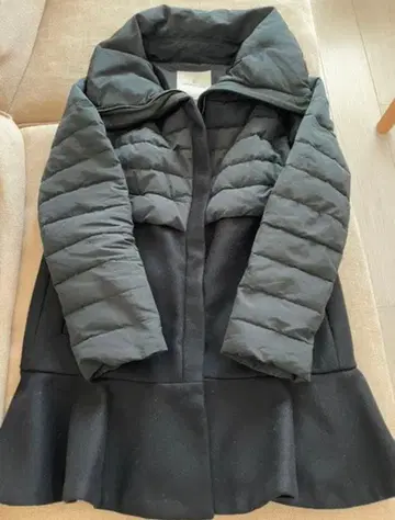 MONCLER 블랙 다운 자켓 플레어 헴