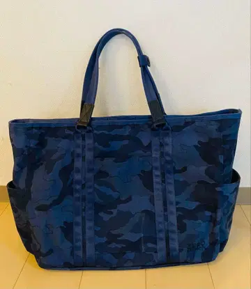 ZERO 버튼 네이비 카모 패턴 토트백