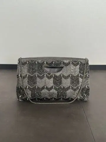NOCTILUCA 비즈 장식 그레이 파티 클러치 백