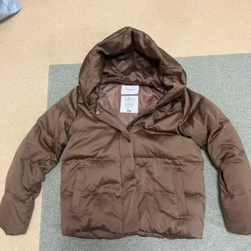 오페크 도쿄 브라운 후드 부착 숏 다운 자켓