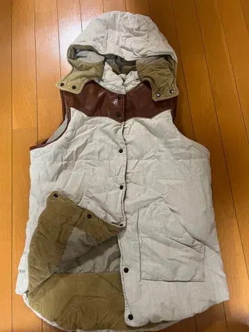 후드 부착 베이지 다운 베스트