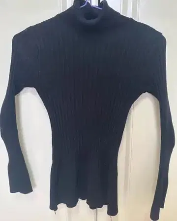 블랙 터틀넥 리브 상의