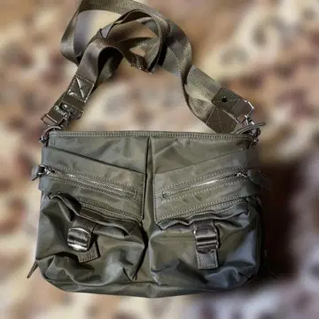 올리브 그린 숄더백