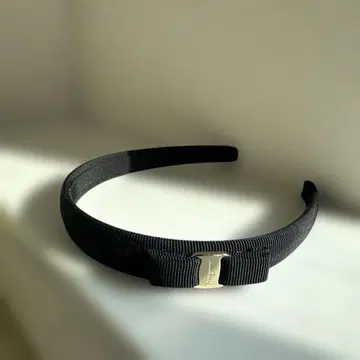 페라가모 리본 포함 블랙 헤어밴드