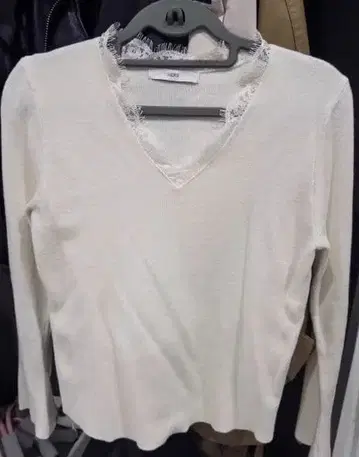 화이트 V넥 니트 상의