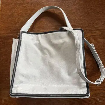 화이트 합성 피혁 숄더백