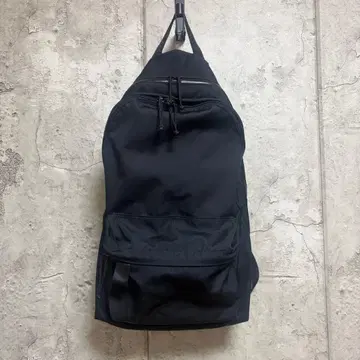 심플한 블랙 백팩