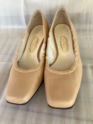 긴자 요시노야 베이지 스퀘어토 펌프스 4cm 힐