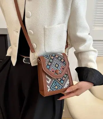 브라운 자수 숄더백