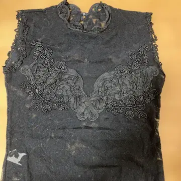 블랙 자수 슬리브리스 상의