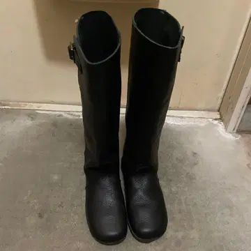 버클이 달린 블랙 롱 부츠