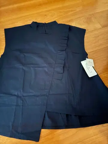 새상품 멋스러운 프릴 장식 네이비 슬리브리스 상의