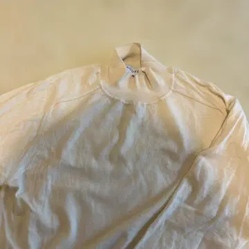 AOURE 에크루 하이넥 니트