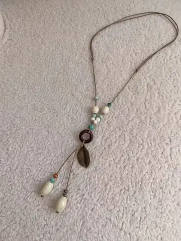 롱 목걸이 비즈와 금속 부품