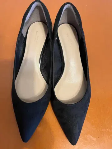 펌프스 스웨이드