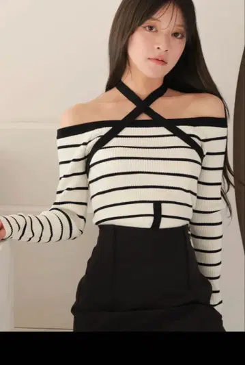 LIP SERVICE 오프숄더 홀터 니트