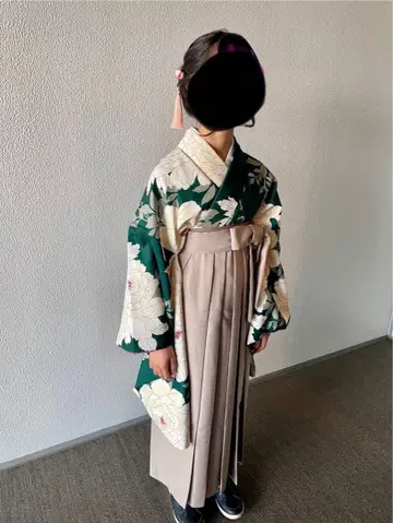 졸업식 기모노와 하카마 세트 그린과 화이트 꽃무늬