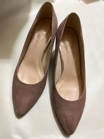 PICHE fluffy fit 포인티드 펌프스