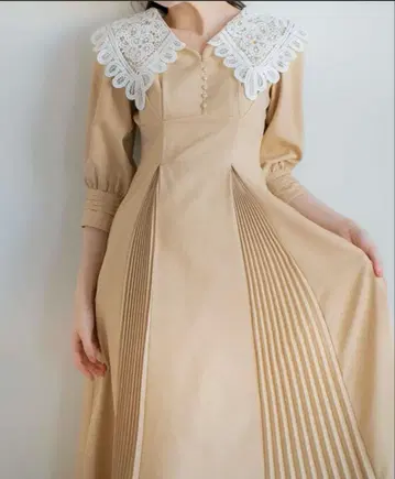 노엘라 옷깃 레이스 플리츠 원피스