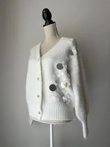 화이트 라메 혼방 스팽글 니트