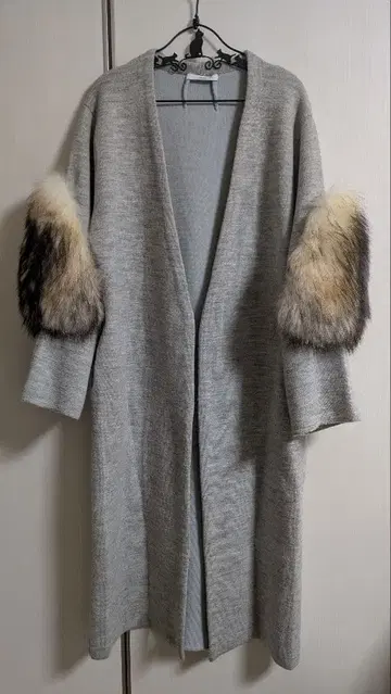 UN3D. 그레이 퍼 포함 롱 가운