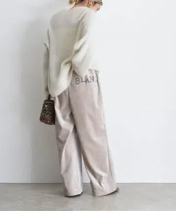 새상품 이번 시즌 에이미 로우 텍스트 자수 릴랙스 벨로아 팬츠 베이지