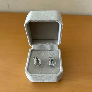 [새상품] 말굽 모양 크리스탈 귀걸이