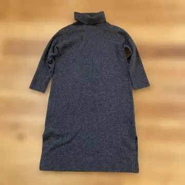 유니클로 다크 그레이 터틀넥 니트 원피스