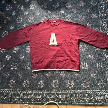 빨간색 A 자수 크루넥 스웨터