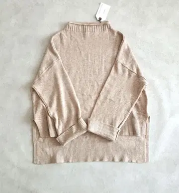 새상품 차오패닉 티피 앞뒤 트임 루즈핏 니트탑 베이지