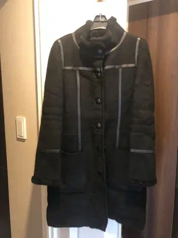 23구 블랙 무스탕 코트