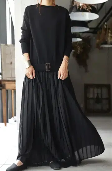 안티카 블랙 플리츠 니트 절개 롱 원피스
