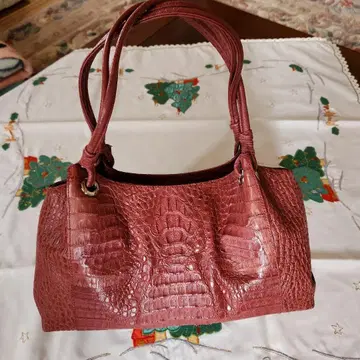와인색 크로커다일 핸드백