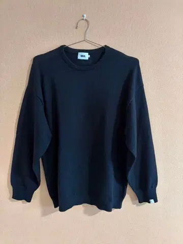 WAX 블랙 크루넥 니트