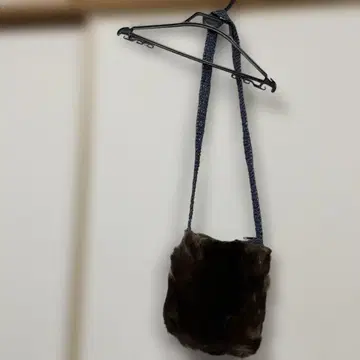 다크 브라운 퍼 숄더백