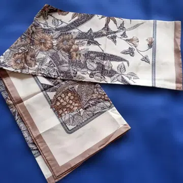 꽃과 동물의 프린트 스카프