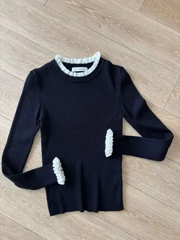 M-PREMIER 네이비 프릴 스웨터