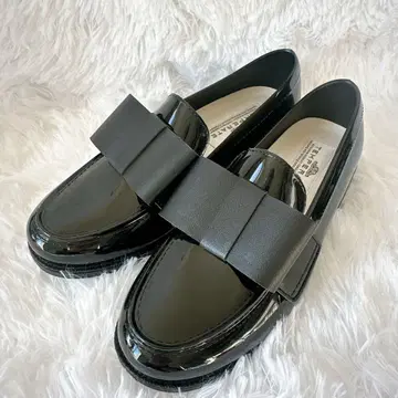 TEMPERATE 리본 포함 로퍼 블랙 에나멜 우천 겸용