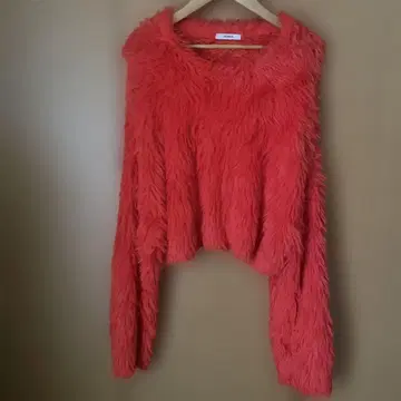 빨간색 퍼 소재 긴팔 스웨터 F