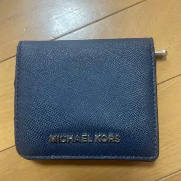 MICHAEL KORS 네이비 접이식 지갑