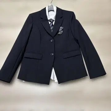 네이비 블레이저와 플리츠 스커트 세트