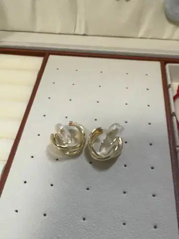 골드 트위스트 디자인 귀걸이