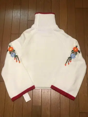 꽃무늬 자수 하이넥 니트 스웨터 긴팔 화이트