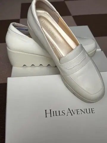 HILLS AVENUE 화이트 로퍼